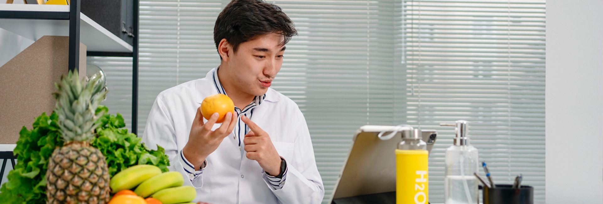 nutritionist talking with gym member